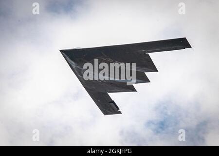 Un velivolo B-2 Spirit Stealth vola in alto durante lo spettacolo aereo Speed of Sound all'aeroporto Rosecrans Memorial di St. Joseph, Missouri, 2 maggio 2020. Lo spettacolo aereo è stato ospitato dalla 139 Ala Airlift, e la città di San Giuseppe per ringraziare la comunità per il loro sostegno. Il comitato di esposizione aerea ha stimato circa 30,000 persone hanno partecipato durante gli spettacoli di fine settimana in cui gli Stati Uniti Air Force Thunderbirds Air Demonstration Squadron sono stati presentati. Foto Stock