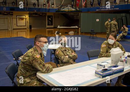I soldati della X Divisione montagna (li) lavorano insieme per facilitare la distribuzione di vaccini COVID-19 in un sito di dispersione nella palestra Magrath a Fort Drum, 3 maggio 2021. I soldati di Fort Drum hanno ricevuto vaccini COVID-19 in numero crescente dalla dispersione iniziale del vaccino. Foto Stock