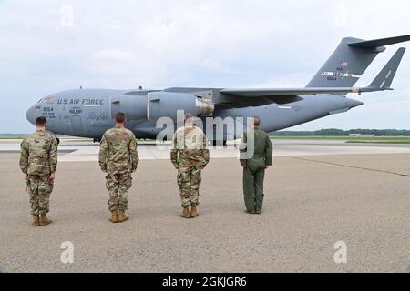 La leadership della 436a Ala Airlift si prepara a salutare i leader e i comandanti onorari della base dell'aeronautica di Travis, California, a dover AFB, Delaware, 3 maggio, 2021. Il gruppo si è recato in visita presso varie strutture di dover AFB per comprendere meglio la missione della base. Foto Stock