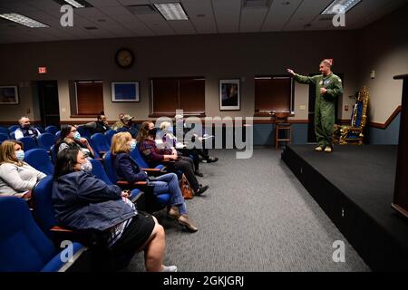 Il col. Matthew Jones, 436° comandante dell'Ala Airlift, dà una breve missione ai leader e ai comandanti onorari della base dell'aeronautica di Travis, California, durante un tour dell'AFB di dover, Delaware, 3 maggio 2021. Il personale della Travis AFB ha visitato diverse strutture della dover AFB, tra cui il molo di ispezione isocrono, il 436esimo Squadrone Aerial Port e Air Force Mortuary Affairs Operations. Foto Stock