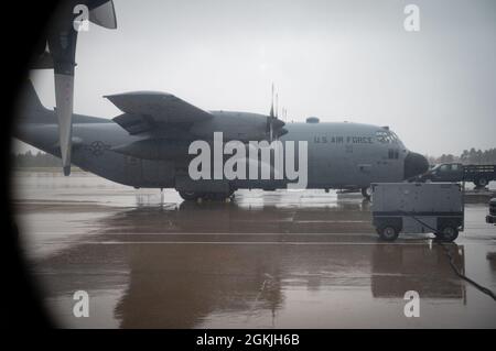 Un C-130 Hercules assegnato alla 153a Ala Airlift attende il decollo alla base della Guardia Nazionale aerea Wyoming, Cheyenne, Wyo, 3 maggio 2021. Il volo è stato ritardato a causa delle intemperie. Foto Stock