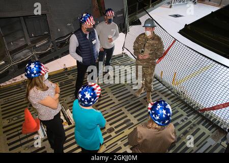 Master Sgt. Adam Padoll, 436° Maintenance Squadron Isochronal Inspection Dock Chief, dà ai comandanti onorari della Travis Air Force base, California, un tour di una C-5M Super Galaxy attualmente in fase di ispezione e riparazione presso dover AFB, Delaware, 4 maggio 2021. Anche se Travis AFB ha una propria flotta di C-5ms, il molo ISO a dover AFB è l'unico molo di manutenzione dell'Air Force che esegue alcune importanti ispezioni degli aerei C-5M. Foto Stock