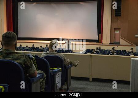 Il 19 ° Sergente maggiore del corpo Marino, Sgt. Il Major Troy E. Black, si rivolge ai Marines statunitensi al Sunset Cinema durante l'esercitazione di combattimento della Task Force di Terra Marina (MWX), 3-21 al Marine Corps Air Ground Combat Center, Twentynine Palms, California, 4 maggio 2021. MWX è l'evento culminante dell'esercitazione di formazione sul livello di servizio, sfidando il MAGTF a combattere contro un avversario di pensiero libero con capacità simili in un ambiente di forza su forza. Foto Stock