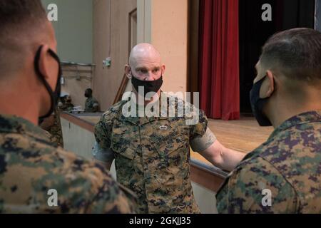 Il 19 ° Sergente maggiore del corpo Marino, Sgt. Maj. Troy E. Black, conversa con i Marines statunitensi al Sunset Cinema durante il Marine Air Ground Task Force Warfighting Exercise (MWX), 3-21 al Marine Corps Air Ground Combat Center, Twentynine Palms, California, 4 maggio 2021. MWX è l'evento culminante dell'esercitazione di formazione sul livello di servizio, sfidando il MAGTF a combattere contro un avversario di pensiero libero con capacità simili in un ambiente di forza su forza. Foto Stock