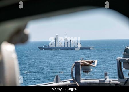 210504-N-NQ285-1172 OCEANO ATLANTICO (4 maggio 2021) la nave portuale Harpers Ferry-Class USS carter Hall (LSD 50), transita lungo la fregata della Marina Italiana Carlo Bergamini-Class IL SUO Antonio Marceglia (F 597), centro, durante un transito formativo, 4 maggio 2021. Carter Hall opera nell'Oceano Atlantico con lo Squadrone anfibio 4 e la 24a unità Marine Expeditionary (24th MEU) come parte del Gruppo Amfibio Ready di Iwo Jima. Foto Stock