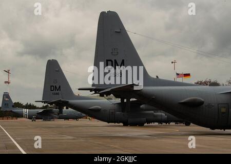 Due aerei EC-130H Compass Call assegnati alla base dell'aeronautica militare Davis-Monthan, Arizona, attendono il caricamento di attrezzature alla base aerea di Ramstein, Germania, 5 maggio 2021. Il velivolo parteciperà a DEFENDER-Europe 21, che integra circa 28,000 forze multinazionali provenienti da 26 nazioni per condurre operazioni quasi simultanee in più di 30 aree di formazione in 12 paesi. Foto Stock