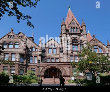 Toronto, Canada - 13 settembre 2021: Architettura romanica ornata del Victoria College edificio principale nel campus dell'Università di Toronto Foto Stock