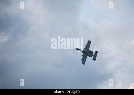 Un A-10C Thunderbolt II con il 75° Fighter Squadron spara il suo GAU-8/A 30mm cannone in supporto di Marine Raiders alla Moody Air Force base, GA., 10 maggio 2021. La formazione ha dato ai Raiders l'opportunità di chiamare in CAS da vari aerei. Ciò rafforza le conoscenze passate per garantire la competenza nell'ambiente operativo. Foto Stock