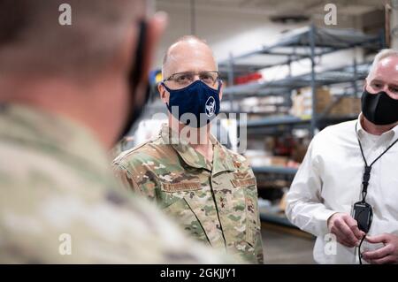 Mark Weatherington, ottavo comandante Air Force e Joint-Global Strike Operations Center, incontra Airmen e ingegneri del 28° Maintenance Group durante la sua visita alla base aerea di Ellsworth, S.D., 4 maggio 2021. Come tutti i leader dell'Air Force, Weatherington si affida al feedback e alle idee di Airmen a tutti i livelli per migliorare i processi e rafforzare l'innovazione. Foto Stock