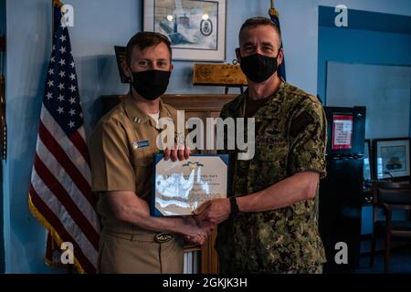 Il Capitano Steven Antcliff, comandante della Scuola Navale Submarine, presenta il 5 maggio 2020 il Lt. Alexander Graham, funzionario legale della SUBSCOL, con una Medaglia di commemorazione del corpo Navale e del corpo Navale come premio di fine tour durante una cerimonia presso la base Navale Submarine di New London, Groton, CT. Durante i suoi due anni come ufficiale legale, Graham eseguì in modo impeccabile oltre 600 casi legali e amministrativi mentre mentoring e addestrava il suo personale di marinai per lo più fuori dai tassi. La competenza e la dedizione di Graham sono state fondamentali per mantenere un buon ordine e una disciplina alla Naval Submarine School. Foto Stock