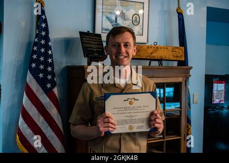 Il Capitano Steven Antcliff, comandante della Scuola Navale Submarine, presenta il 5 maggio 2020 il Lt. Alexander Graham, funzionario legale della SUBSCOL, con una Medaglia di commemorazione del corpo Navale e del corpo Navale come premio di fine tour durante una cerimonia presso la base Navale Submarine di New London, Groton, CT. Durante i suoi due anni come ufficiale legale, Graham eseguì in modo impeccabile oltre 600 casi legali e amministrativi mentre mentoring e addestrava il suo personale di marinai per lo più fuori dai tassi. La competenza e la dedizione di Graham sono state fondamentali per mantenere un buon ordine e una disciplina alla Naval Submarine School. Foto Stock