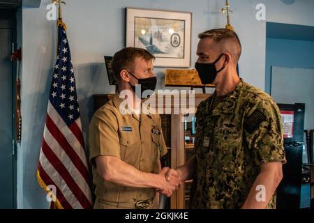 Il Capitano Steven Antcliff, comandante della Scuola Navale Submarine, presenta il 5 maggio 2020 il Lt. Alexander Graham, funzionario legale della SUBSCOL, con una Medaglia di commemorazione del corpo Navale e del corpo Navale come premio di fine tour durante una cerimonia presso la base Navale Submarine di New London, Groton, CT. Durante i suoi due anni come ufficiale legale, Graham eseguì in modo impeccabile oltre 600 casi legali e amministrativi mentre mentoring e addestrava il suo personale di marinai per lo più fuori dai tassi. La competenza e la dedizione di Graham sono state fondamentali per mantenere un buon ordine e una disciplina alla Naval Submarine School. Foto Stock