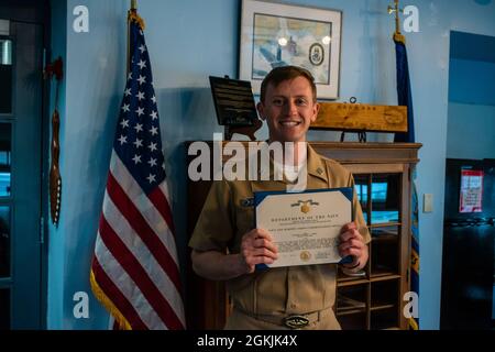 Il Capitano Steven Antcliff, comandante della Scuola Navale Submarine, presenta il 5 maggio 2020 il Lt. Alexander Graham, funzionario legale della SUBSCOL, con una Medaglia di commemorazione del corpo Navale e del corpo Navale come premio di fine tour durante una cerimonia presso la base Navale Submarine di New London, Groton, CT. Durante i suoi due anni come ufficiale legale, Graham eseguì in modo impeccabile oltre 600 casi legali e amministrativi mentre mentoring e addestrava il suo personale di marinai per lo più fuori dai tassi. La competenza e la dedizione di Graham sono state fondamentali per mantenere un buon ordine e una disciplina alla Naval Submarine School. Foto Stock