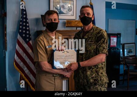 Il Capitano Steven Antcliff, comandante della Scuola Navale Submarine, presenta il 5 maggio 2020 il Lt. Alexander Graham, funzionario legale della SUBSCOL, con una Medaglia di commemorazione del corpo Navale e del corpo Navale come premio di fine tour durante una cerimonia presso la base Navale Submarine di New London, Groton, CT. Durante i suoi due anni come ufficiale legale, Graham eseguì in modo impeccabile oltre 600 casi legali e amministrativi mentre mentoring e addestrava il suo personale di marinai per lo più fuori dai tassi. La competenza e la dedizione di Graham sono state fondamentali per mantenere un buon ordine e una disciplina alla Naval Submarine School. Foto Stock