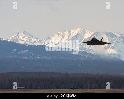 Un Raptor dell'Aeronautica militare statunitense F-22 assegnato al 90° Fighter Squadron decola il 5 maggio 2021, presso la Joint base Elmendorf-Richardson, Alaska, a sostegno di Exercise Northern Edge 2021. Circa 15,000 membri del servizio degli Stati Uniti partecipano a un esercizio di addestramento congiunto ospitato dalle forze aeree del Pacifico degli Stati Uniti dal 3 al 14 maggio 2021, su e sopra il complesso Joint Pacific Alaska Range, il Golfo dell'Alaska, e l'area temporanea delle attività marittime. NE21 è uno di una serie di esercizi del comando indoPacifico degli Stati Uniti progettati per affinare le abilità delle forze congiunte; per praticare tattiche, tecniche e procedure; per migliorare la co Foto Stock