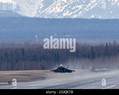 Un Raptor dell'Aeronautica militare statunitense F-22 assegnato al 90° Fighter Squadron decola il 5 maggio 2021, presso la Joint base Elmendorf-Richardson, Alaska, a sostegno di Exercise Northern Edge 2021. Circa 15,000 membri del servizio degli Stati Uniti partecipano a un esercizio di addestramento congiunto ospitato dalle forze aeree del Pacifico degli Stati Uniti dal 3 al 14 maggio 2021, su e sopra il complesso Joint Pacific Alaska Range, il Golfo dell'Alaska, e l'area temporanea delle attività marittime. NE21 è uno di una serie di esercizi del comando indoPacifico degli Stati Uniti progettati per affinare le abilità delle forze congiunte; per praticare tattiche, tecniche e procedure; per migliorare la co Foto Stock