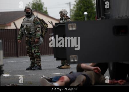 Senior Airman Darius Hammond, 374th Logistics Readiness Squadron post Attack reconnaissance sweep team, conduce PAR sweep fuori del composto del veicolo LRS durante un esercizio simulato di incidenti di massa alla Yokota Air base, Giappone, 5 maggio 2021. I membri del team Yokota hanno partecipato a un esercizio di ispezione di preparazione Samurai della durata di due settimane che garantisce che la base sia pronta a rispondere alle potenziali contingenze nell'area. Foto Stock