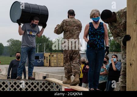 Un team di istruttori e comandanti onorari Nexus (TALN) di tattica e leadership della base aerea di Travis, California, lavorano insieme per attraversare un corso di ostacoli a dover AFB, Delaware, 5 maggio 2021. I comandanti onorari hanno partecipato a manifestazioni condotte da membri DEL TALN. Foto Stock