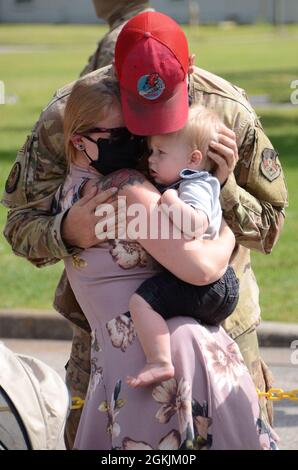 Più di 100 ingegneri della Virginia Air National Guard si riuniscono con la famiglia, gli amici e i colleghi Airmen il 5 maggio 2021, presso la riserva militare statale di Virginia Beach, Virginia, dopo aver prestato servizio in servizio attivo federale nel sud-ovest asiatico dall'ottobre 2020. I capi della Guardia Nazionale della Virginia erano anche a disposizione per ringraziare gli Airmen per il loro servizio e accoglierli a casa. Gli airman assegnati al 203a Rapid Engineer Deployable Heavy Operational Repair Squadron Engineer di Virginia Beach, o RED HORSE, sono stati responsabili di 15 progetti in sei paesi a supporto di Sentinel di Operation Freedom. Foto Stock