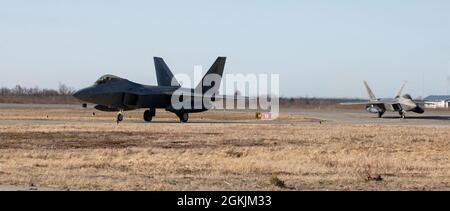 Due F-22 Raptor caccia jet assegnati al 90th Fighter Squadron, 3rd Wing, Joint base Elmendorf-Richardson, Alaska, taxi in King Salmon, Alaska 5 maggio 2021 a sostegno delle operazioni di volo sopra il Joint Pacific Alaska Range Complex e Golfo di Alaska durante l'esercizio Northern Edge 2021 (NE21). Navy, Air Force e Marine Aircraft hanno eseguito missioni di volo durante la NE21 dimostrando capacità di combattimento congiunte e senza soluzione di continuità. La posizione strategica di utilizzare King Salmon è vitale per mantenere la pace, la stabilità e una regione indopacifica libera. Circa 15,000 membri del servizio degli Stati Uniti sono partic Foto Stock