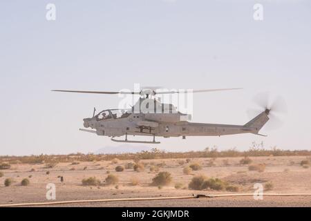 Un elicottero US Marine AH-1W Super Cobra Attack con Marine Light Attack Helicopter Squadron 269, Marine Aircraft Group 29, 2a Marine Aircraft Wing, si prepara per una missione di volo durante Marine Air Ground Task Force Warfighting Exercise presso Marine Corps Air Ground Combat Center, Twentynine Palms, California, 5 maggio 2021. Lo scopo di MWX è quello di creare un ambiente di allenamento impegnativo e realistico che metta le forze dell'esercizio contro un avversario pensante in un gioco di guerra forza-su-forza non scritto che produca fuoco pronto per il combattimento in grado di funzionare come Marine Air Ground Task Force integrata. Foto Stock