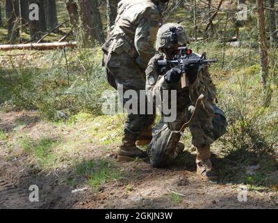 I soldati della cavalleria degli Stati Uniti dal 2° Battaglione, 8° reggimento della cavalleria, 1° squadra di combattimento della Brigata Armored, conducono un arresto di sicurezza durante un giro dello Spur a Pabrade, Lituania 6 maggio 2021. Le truppe STATUNITENSI e i soldati della nazione partner della NATO hanno lavorato come squadra durante l'evento di 40 ore Spur Ride per guadagnare le loro spur. L'evento ha offerto l'opportunità di sperimentare diversi stili di leadership in un ambiente tattico su scala multinazionale. Foto Stock