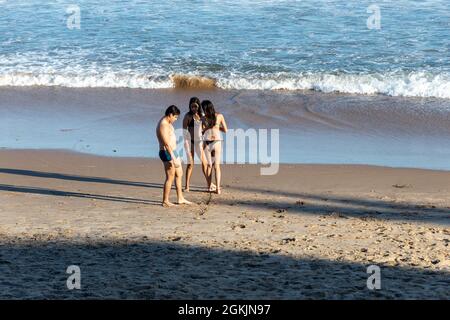 Salvador, Bahia, Brasile - 17 giugno 2021. Persone a Farol da barra spiaggia in piena pandemia per rimuovere lo stress causato da coronavirus. Foto Stock