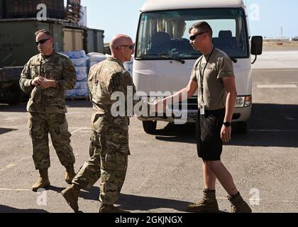 Il colonnello Calvin B. Powell, 435esimo vice comandante dell'Ala d'aria Expeditionary ha visitato gli Airmen a Camp Lemonnier, 5 maggio 2021. Durante il suo tour ha incontrato gli Airmen che sostengono la missione per il 449th Air Expeditionary Group. Foto Stock