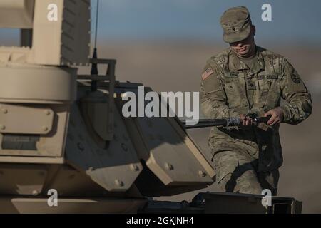 Un membro dell'equipaggio di Charlie Company Bradley si prepara per le qualifiche di gunnery della giornata sulla gamma 10. La Charlie Company della 116a squadra di combattimento della Brigata Cavalry ha iniziato la formazione annuale la mattina del 1° maggio 2021. Gli uomini e le donne di C Company hanno completato una formazione annuale di successo e impegnativa nell'OCTC. L'unità ha completato Bradley Gunnery Table VI, qualificando 11 equipaggi Bradley. Le squadre di fanteria sciolgono hanno completato le loro qualifiche per tutte e sei le squadre. L'esercizio di formazione sul campo ha incluso sfide situazionali per il recupero dei veicoli abbattuti e della fatica del personale medico Foto Stock