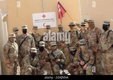 Georgia Army National Guardsmen con la Marietta base 248th Medical Company fornisce supporto medico durante il loro Iraq dispiegamento nel dicembre 2019-2020. Anche se il distacco in avanti operava al di fuori dell'America durante la pandemia, avevano ancora bisogno di superare molteplici sfide a causa dell'effetto ondulazione di COVID-19. Foto Stock