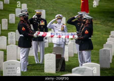 Body Bearers con Bravo Company, Marine Barracks Washington, piegare una bandiera durante un funerale di onori per il Gen. John K. Davis al cimitero nazionale di Arlington, 6 maggio 2021. Il generale Davis, che servì come 20° Assistente Comandante del corpo Marino, nacque il 14 marzo 1927 e morì il 31 luglio 2019. Il generale Davis è stato un aviatore altamente compiuto, volando più di 30 velivoli differenti durante la sua carriera distinta. Ha volato 171 missioni di combattimento durante la guerra del Vietnam, per un totale di oltre 285 ore di combattimento. Il 20 luglio assunse la posizione di Assistente Comandante del corpo Marino Foto Stock