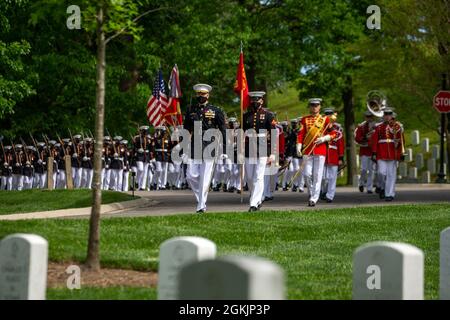 Colonel Teague A. Pastel, ufficiale comandante, Marine Barracks Washington, guida la processione funebre per il Gen. John K. Davis al cimitero nazionale di Arlington, 6 maggio 2021. Il generale Davis, che servì come 20° Assistente Comandante del corpo Marino, nacque il 14 marzo 1927 e morì il 31 luglio 2019. Il generale Davis è stato un aviatore altamente compiuto, volando più di 30 velivoli differenti durante la sua carriera distinta. Ha volato 171 missioni di combattimento durante la guerra del Vietnam, per un totale di oltre 285 ore di combattimento. Assunse la posizione di ventesimo Assistente Comandante della Marina C. Foto Stock