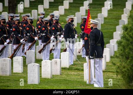 Colonel Teague A. Pastel, comandante, Marine Barracks Washington, emette comandi durante un funerale di onori per il Gen. John K. Davis al cimitero nazionale di Arlington, 6 maggio 2021. Il generale Davis, che ha servito come il ventesimo comandante assistente del corpo Marino, è nato il 14 marzo 1927 e è morto il 31 luglio 2019. Il generale Davis è stato un aviatore altamente compiuto, volando più di 30 velivoli differenti durante la sua carriera distinta. Ha volato 171 missioni di combattimento durante la guerra del Vietnam, per un totale di oltre 285 ore di combattimento. Assunse la posizione di ventesimo Assistente Comandante dei Mari Foto Stock