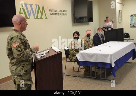 Il Gen. Rodney D. Fogg, comandante generale del CASCOM e di Fort Lee, si rivolge ai partecipanti ad una cerimonia di firma del Memorandum of Understanding, in cui i leader di Fort Lee, La Commissione del distretto di pianificazione del cratere e il centro dell'esercito degli Stati Uniti per la storia militare hanno formalizzato il loro intento di istituire un'enclave del museo accessibile al pubblico a Fort Lee giovedì 6 maggio 2021, al Museo dell'esercito della donna a Fort Lee. L'enclave comprende il Museo delle Donne dell'Esercito, il Museo del Quartermaster e il Padiglione dei Trasporti. Foto Stock