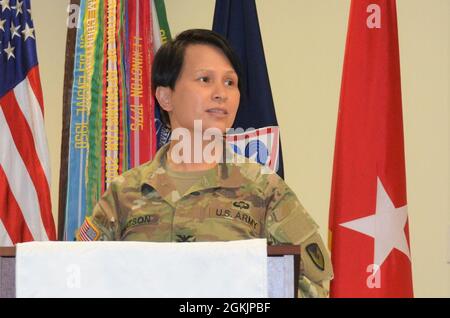 Il col. Karin Watson, comandante della guarnigione di Fort Lee, parla durante un Memorandum of Understanding cerimonia di firma Giovedi, 6 maggio 2021, al museo dell'esercito della donna in cui i capi da Fort Lee, La Commissione del distretto di pianificazione del cratere e il centro dell'esercito degli Stati Uniti per la storia militare hanno formalizzato il loro intento di stabilire un'enclave del museo accessibile al pubblico a Fort Lee. L'enclave comprende il Museo delle Donne dell'Esercito, il Museo del Quartermaster e il Padiglione dei Trasporti. Foto Stock
