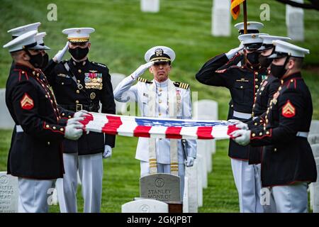 Il reggimento di fanteria statunitense 3d (la vecchia Guardia) Caisson Platoon, Marines della Marine Band "il presidente", E Marines dalla caserma marina, Washington, D.C. (8 ° ed i) conduciamo onorificenze funebri militari con scorta funebre per il comandante assistente in pensione del corpo Marino degli Stati Uniti Gen. John Kerry Davis nella Sezione 34 del cimitero nazionale di Arlington, Arlington, Virginia, 6 maggio 2021. La figlia di Davis, Keri Davis, ha ricevuto la bandiera statunitense dal servizio del padre. Foto Stock