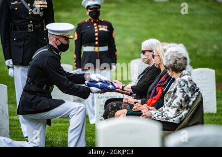 Thomas presenta la bandiera degli Stati Uniti a Keri Davis al termine del servizio funerale per il padre di Davis, vice comandante del corpo Marino degli Stati Uniti Gen. John Kerry Davis, nella Sezione 34 del cimitero nazionale di Arlington, Arlington, Virginia, 6 maggio, 2021. Foto Stock