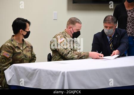 Il col. Karin Watson, comandante della guarnigione di Fort Lee; il col. Roger Keen, direttore, musei dell'esercito degli Stati Uniti; e Mark Moore, presidente della Commissione del distretto di pianificazione del cratere, firmano un Memorandum of Understanding che formalizza la loro intenzione di istituire un'enclave del museo accessibile al pubblico a Fort Lee giovedì 6 maggio 2021, al Museo dell'esercito della donna a Fort Lee. L'enclave comprende il Museo delle Donne dell'Esercito, il Museo del Quartermaster e il Padiglione dei Trasporti. Foto Stock