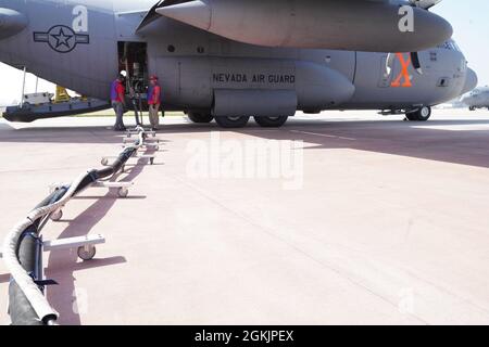 I membri dell'equipaggio di terra MAFFS (Modular Airborne Fire Fighting System) preparano un aereo Hercules C130 della Guardia Nazionale degli Stati Uniti d'America dalla 152a Ala Airlift per il decollo alla base di Tanker Air di San Bernardino, California, durante la formazione MAFFS (Modular Airborne Fire Fighting System), 6 maggio 2021. Utilizzando l'aeromobile C-130 dotato dell'unità MAFFS, l'equipaggio della Guardia Nazionale aerea della 146a Ala Airlift e della 152a Ala Airlift lavorano insieme per conseguire la certificazione di estinzione aerea insieme al Servizio forestale degli Stati Uniti e ad altre agenzie di prevenzione degli incendi selvatici. Foto Stock