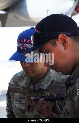 Gli aerei della Guardia Nazionale degli Stati Uniti del 146o Gruppo di manutenzione, si preparano a riparare un'unità di interfaccia della navicella (NIU) all'interno di un aeromobile C-130J Hercules alla base di Tanker dell'aria di San Bernardino, California, 6 maggio 2021. Il personale della Air National Guard della 146a Ala Airlift conta sui membri del gruppo di manutenzione per aiutarli a completare la formazione per la certificazione antincendio aerea che richiede l'uso dell'aeromobile e del sistema antincendio Modular Airborne (MAFFS). Foto Stock