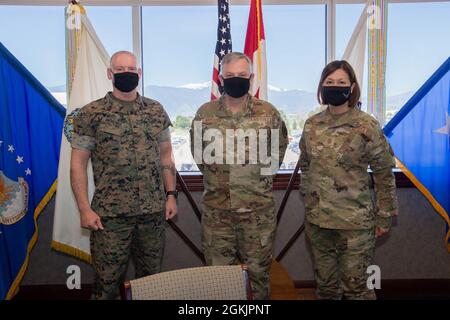 VanHerck (al centro), comandante del North American Aerospace Defense Command e del U.S. Northern Command, e Sgt. Paul McKenna (a sinistra), capo arruolato del comando, incontra il capo maestro Sgt. Dell'aeronautica Joanne Bass alla base dell'aeronautica di Peterson, Colom., 6 maggio 2021. Il Capo Bass ha visitato NORAD e USNORTHCOM per ricevere briefing sulle missioni e le responsabilità dei comandi e per parlare con Airmen durante una sessione di tavola rotonda. Foto Stock