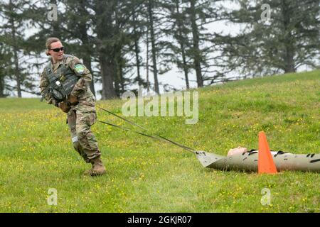 Montana Army National Guard staff Sgt. Ciera Balch tira un incidente simulato durante la competizione 2021 dei sei migliori guerrieri della Regione a Camp Rilea, vicino Warrenton, Ore., il 6 maggio 2021. I soldati hanno completato vari compiti tra il corso della granata manuale a cinque stazioni, come ad esempio i push-up di rilascio a mano, i portamonete d'acqua e le zampe delle gambe. Foto Stock