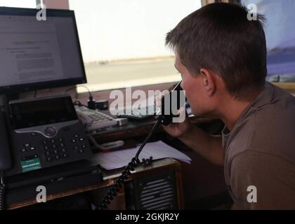 Guardia Nazionale dell'esercito Sgt. Brittany DeRouin, F Company della 40a brigata dell'aviazione di combattimento (Expeditionary) 1° battaglione del 168° reggimento dell'aviazione, è un controllore del traffico aereo a Patton Airfield, Camp Arifjan, Kuwait. Il 40esimo ECAB rientra sotto la Guardia Nazionale della California, ma la società di servizi di traffico aereo di DeRouin ha sede a Chandler, Arizona. Foto Stock
