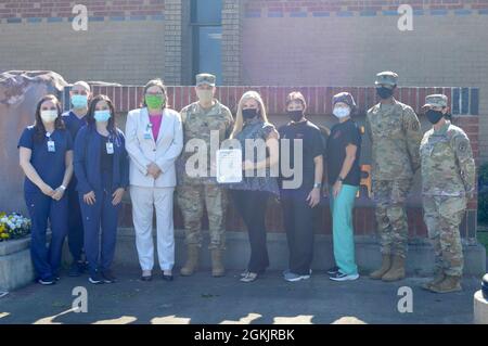 Da sinistra: Jaci Crouch, Timothy Locklear, April Newman, Kie McNabb, infermieri registrati presso Beauregard Health Systems; Misty Clanton, sindaco della città di Deridder, Louisiana; Lt. Col. Dwight Berry, Amelia Ross, Danee Cook, CPT. Janshay Polk e Major Carmen Salcedo, infermieri registrati presso il Bayne-Jones Army Community Hospital, posano con la proclamazione della settimana delle Nurses 2021 di fronte al Municipio di DeRidder il 6 maggio. Foto Stock