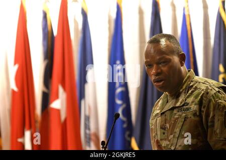 Briga. James M. Smith parla davanti ai membri del pubblico durante la cerimonia di rinuncia del comando e responsabilità del corpo dei trasporti il 6 maggio presso il Washburn Auditorium di Wylie Hall. Smith, il 31° Capo dei Trasporti, prenderà il controllo della posizione generale al 21° comando di sostegno del Teatro in Germania. Foto Stock