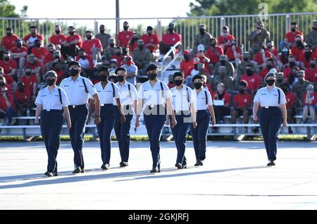 I membri del 335esimo team di perforazione di regolazione Squadron si esibiscono durante il drill-down dell'81esimo gruppo di formazione sul drill-down del Levitow Training Support Facility presso la Keesler Air Force base, Mississippi, 6 maggio 2021. Gli airman del 81° TRG hanno partecipato a un'ispezione trimestrale a ranghi aperti, a una routine di perforazione per la regolazione e a una routine di perforazione freestyle. Durante la formazione, gli Airmen hanno la possibilità di offrirsi volontariamente per imparare ed eseguire le procedure di drill-down. Foto Stock