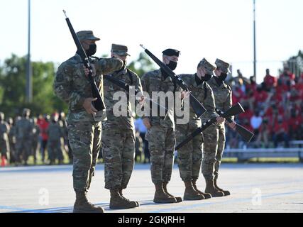 I membri del 33ottesimo team di perforazione freestyle per squadroni di addestramento si esibiscono durante il drill-down dell'81esimo gruppo di addestramento sul drill-down del Levitow Training Support Facility presso la Keesler Air Force base, Mississippi, 6 maggio 2021. Gli airman del 81° TRG hanno partecipato a un'ispezione trimestrale a ranghi aperti, a una routine di perforazione per la regolazione e a una routine di perforazione freestyle. Durante la formazione, gli Airmen hanno la possibilità di offrirsi volontariamente per imparare ed eseguire le procedure di drill-down. Foto Stock