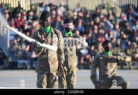 I membri del 334a team di perforazione freestyle per squadroni di addestramento si esibiscono durante il drill-down dell'81esimo gruppo di formazione sul drill-down della struttura di supporto alla formazione Levitow presso la base dell'aeronautica militare Keesler, Mississippi, 6 maggio 2021. Gli airman del 81° TRG hanno partecipato a un'ispezione trimestrale a ranghi aperti, a una routine di perforazione per la regolazione e a una routine di perforazione freestyle. Durante la formazione, gli Airmen hanno la possibilità di offrirsi volontariamente per imparare ed eseguire le procedure di drill-down. Foto Stock