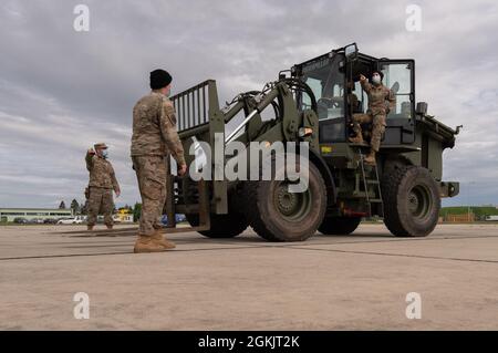 Gli aerei dell'aeronautica degli Stati Uniti hanno assegnato al cross-train Squadron di risposta di contingenza 435th su 10K funzionamenti del carrello elevatore durante l'esercitazione Swift Response 21 alla base aerea di Pápa, Ungheria, 6 maggio 2021. L'esercizio è stato un'opportunità per gli Airmen di imparare le competenze al di fuori del loro lavoro primario, facendo progredire ulteriormente il loro status multi-capace. Foto Stock