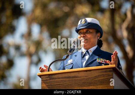 Il direttore generale Petty Officer Phadra Y. Hooker parla durante una cerimonia di cambio di guardia presso la Coast Guard Island di Alameda, California, 7 maggio 2021. Hooker's più recentemente ha servito come comandante di comando della Guardia Costiera per il settore di San Francisco, dove le sue principali responsabilità erano consigliare il comandante di settore su questioni e iniziative riguardanti tutti i membri della Guardia Costiera e le famiglie nella Grande zona della Baia di San Francisco, Che comprende unità a Monterey, Bodega Bay e Lake Tahoe. Foto Stock
